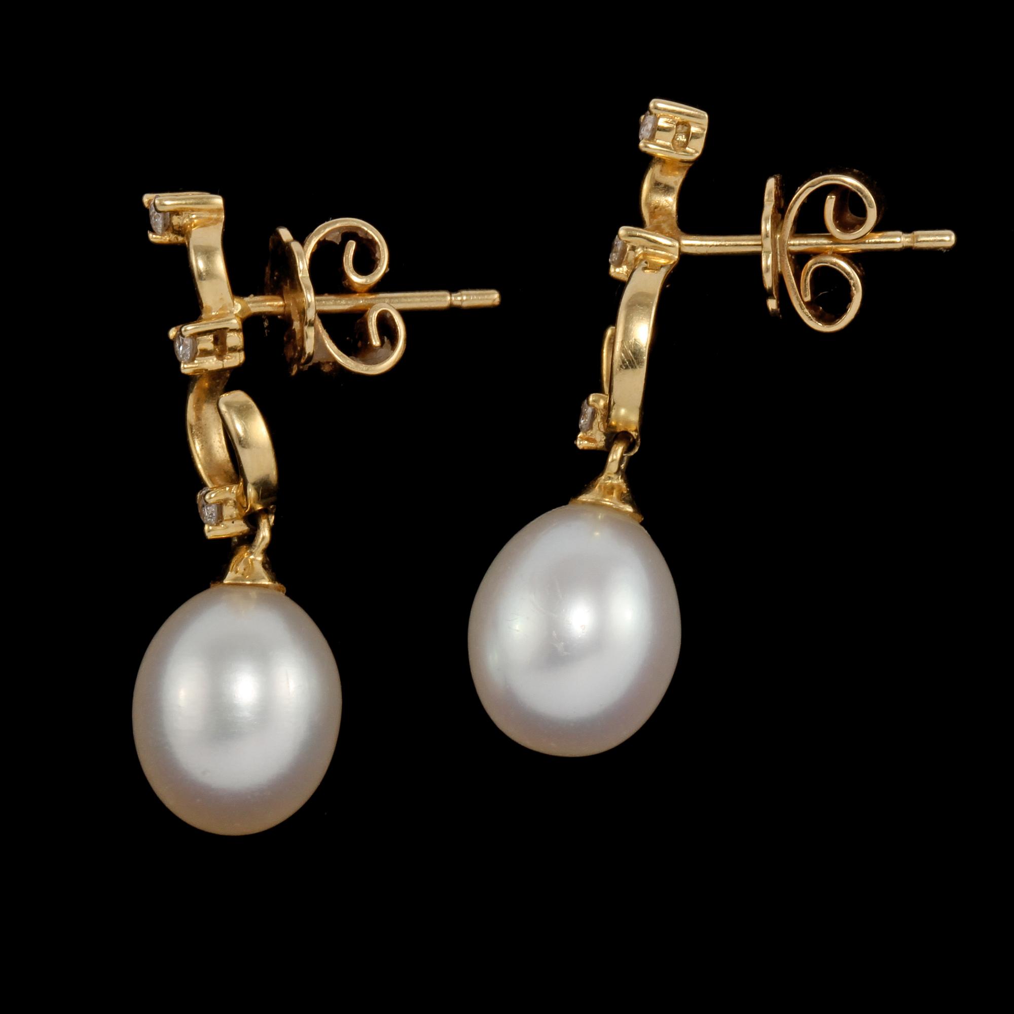 ÖRHÄNGEN, ett par, 18k guld med odlade pärlor och 6 briljantslipade diamanter. Sekelskifte 1900/2000. Vikt 4 g.