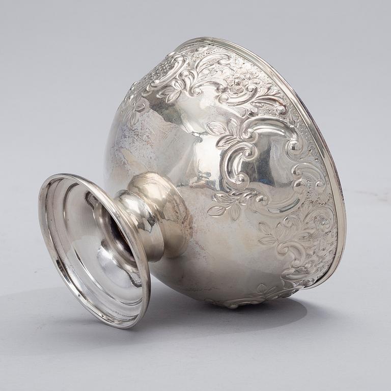 A BOWL, sterling silver, Henry Hutton Bourne, Birmingham 1901. Weight 124 g.