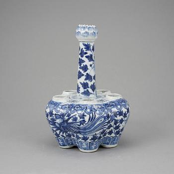 TULPANVAS. Porslin, Kina, 1800-tal.