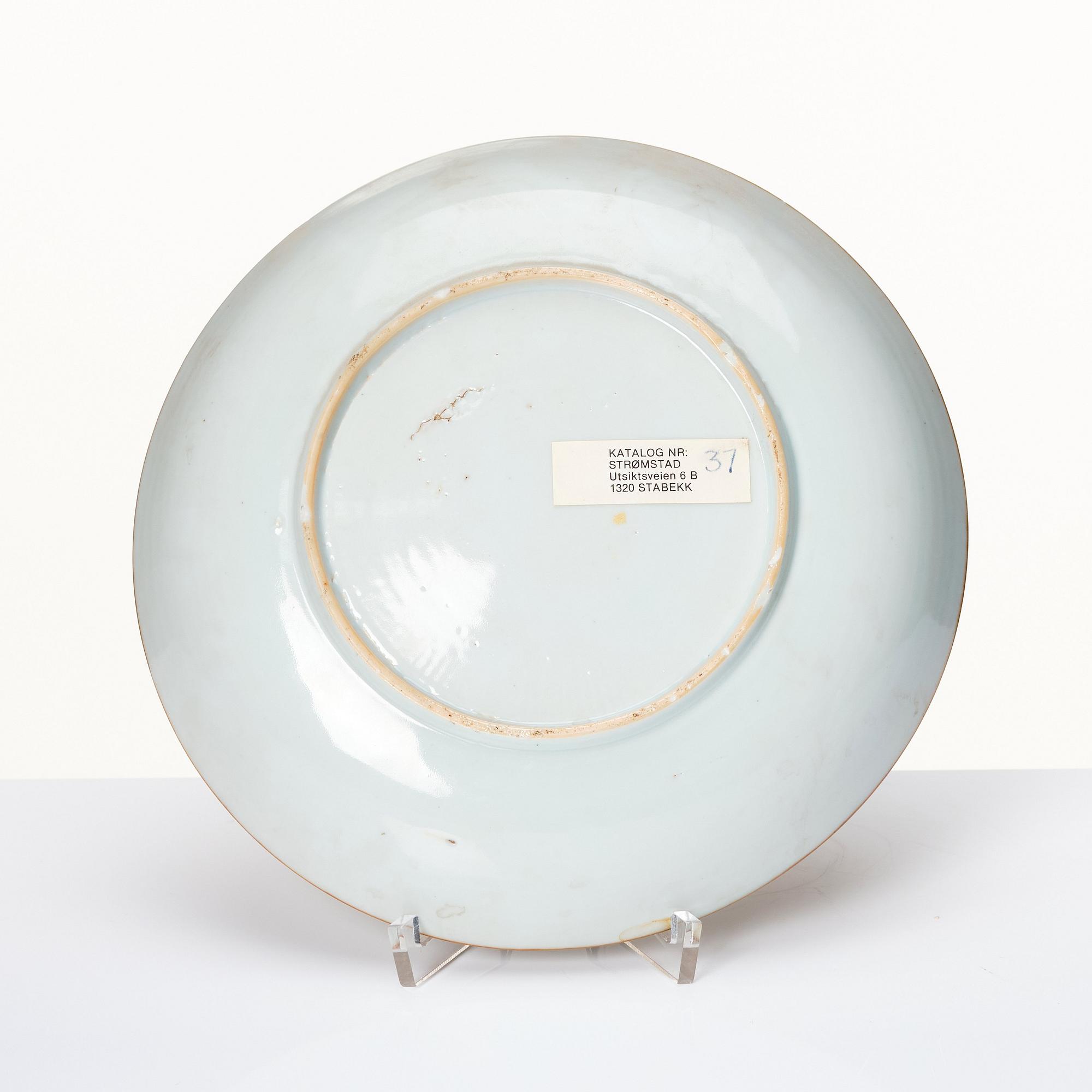 An imari water sprinkler and a dish, Qing dynasty, Kangxi (1662-1722).