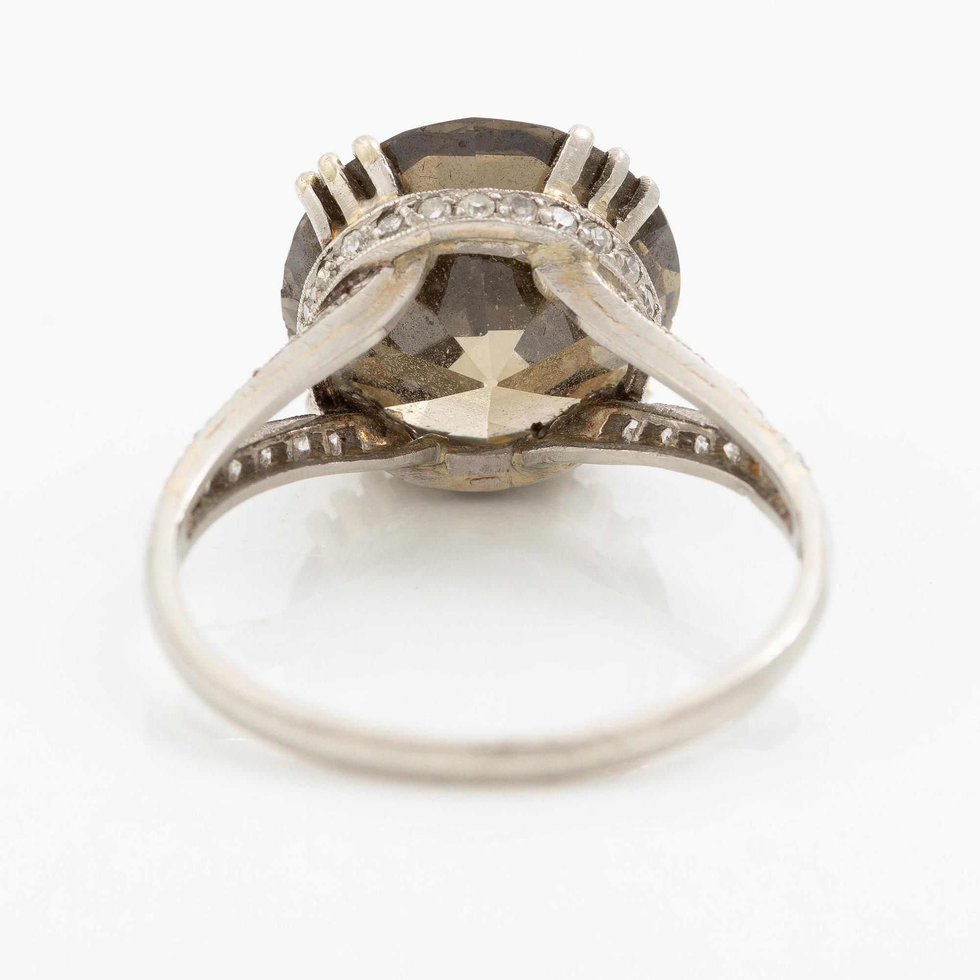 Ring platina med gulgrönbruntonad rund briljantslipad diamant ca 5.50 ct. CG Hallberg, Stockholm 1951.