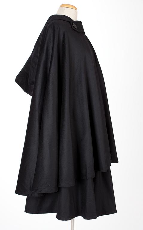 YVES SAINT LAURENT, tvådelad ensemble bestående av cape och kjol.