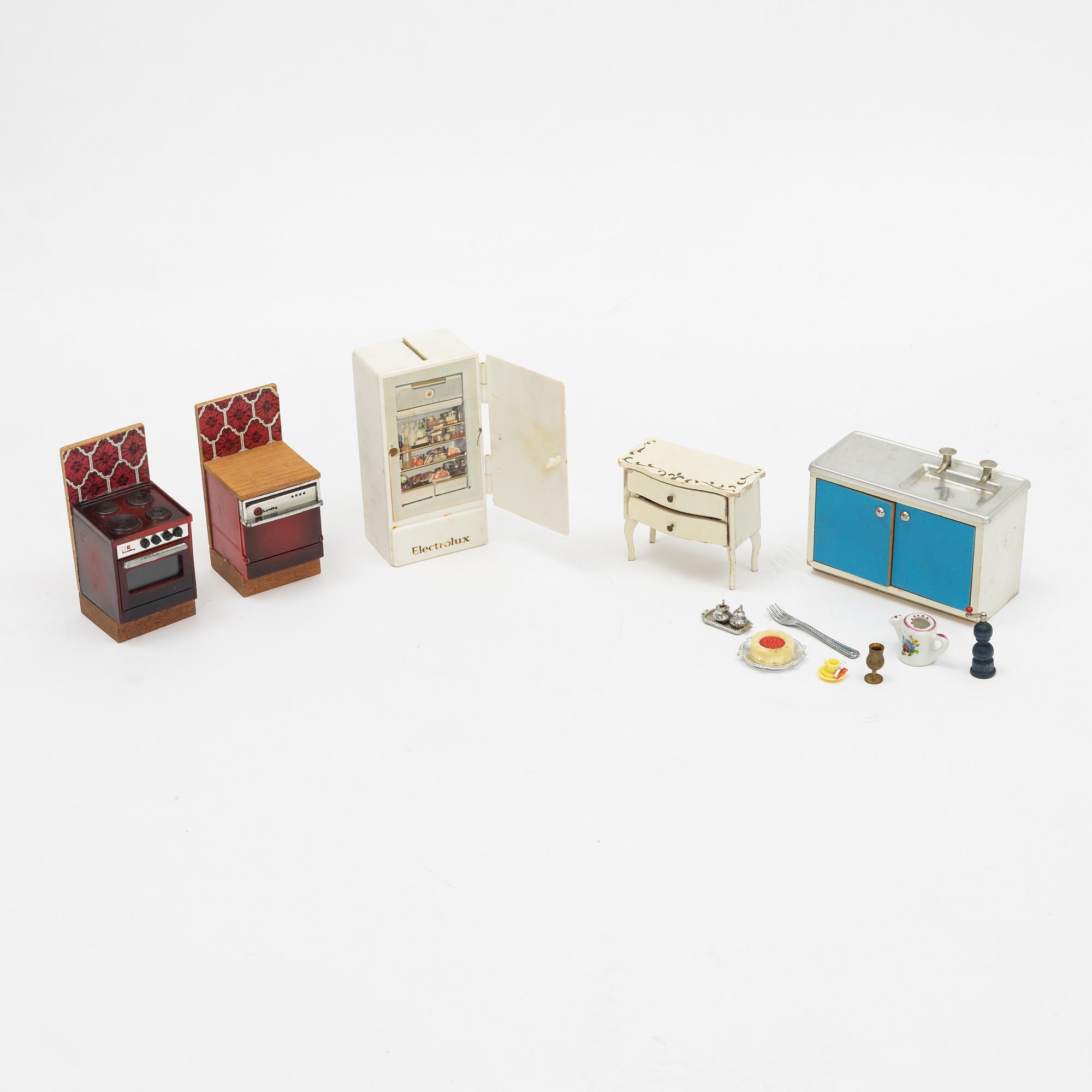 Doll's house with accessories, from around the mid-20th century.