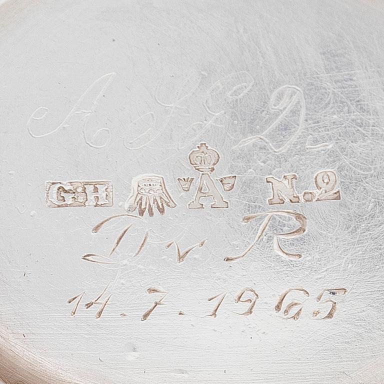 Såsskål, silver, Olof Robert Lundgren (verksam i Åbo 1821-82) och gräddsnäcka, silver, Gustaf Holmberg, Åbo 1846.