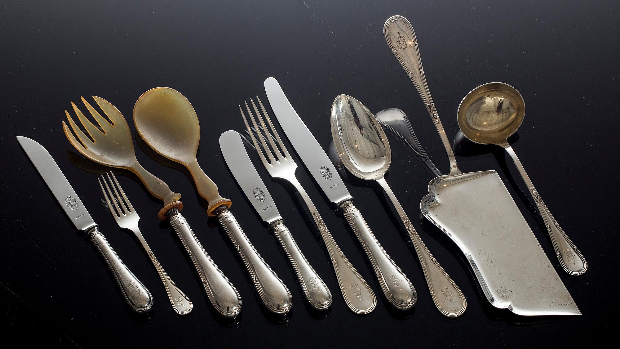 BESTICKUPPSÄTTNING, 74 delar, silver, "Rosen", C.G.H, 1900-talets första kvartal. Vikt ca 4,4 kg inkl stålblad.