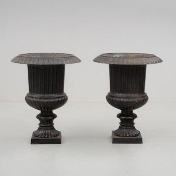 TRÄDGÅRDSURNOR, 1 par, gjutjärn. 1900-tal.