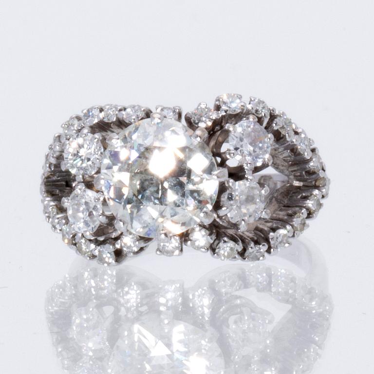 Ring 18K whitegold 1 old-cut diamond approx 2,40 ct approx H - I, old-and brilliant-cut diamonds approx 1 ct.