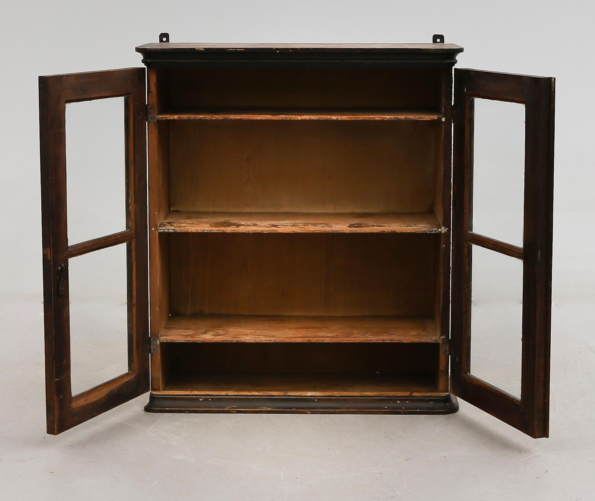 HÄNGSKÅP, 1800-talets andra hälft.