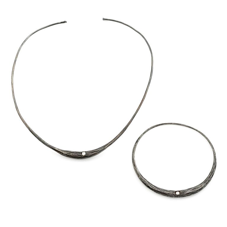 PA Lundahl-Terrs, a necklace and a bracelet, iron and round brilliant-cut diamonds.