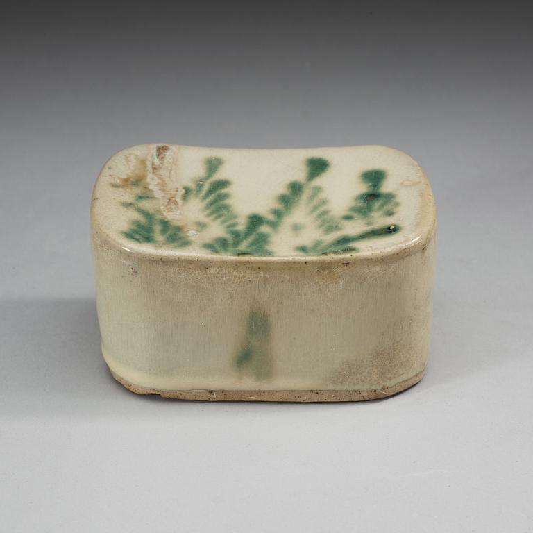 A green and white glazed pillow, Song/Yuan dynasty.