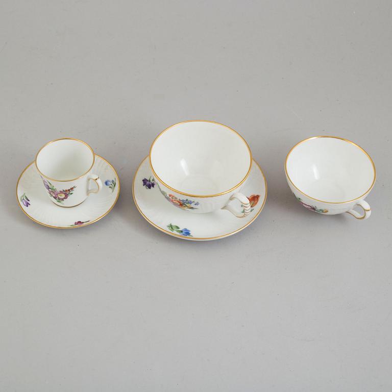 21-piece porcelain service, 'Sachsisk blomst', Royal Copenhagen, Denmark, secondhalf of the 20th century.