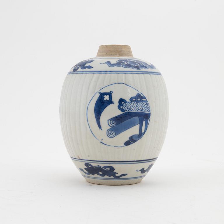 A blue and white tea caddy, Qing dynasty, Kangxi (1662-1722).