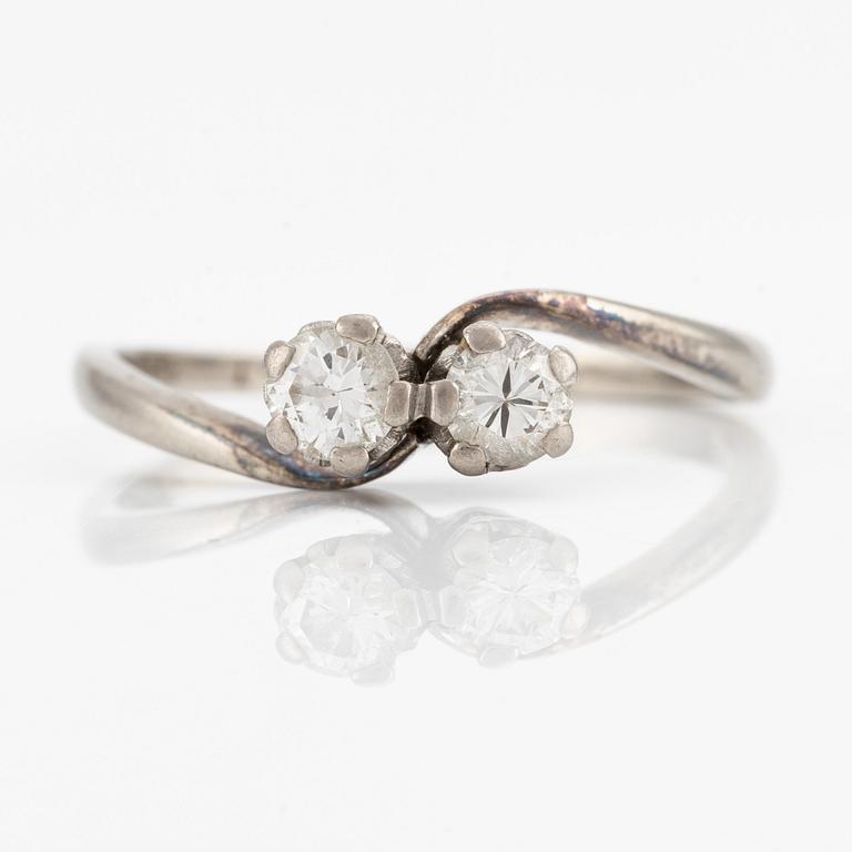 Ring, sk, syskonring, 18K vitguld med två briljantslipade diamanter.