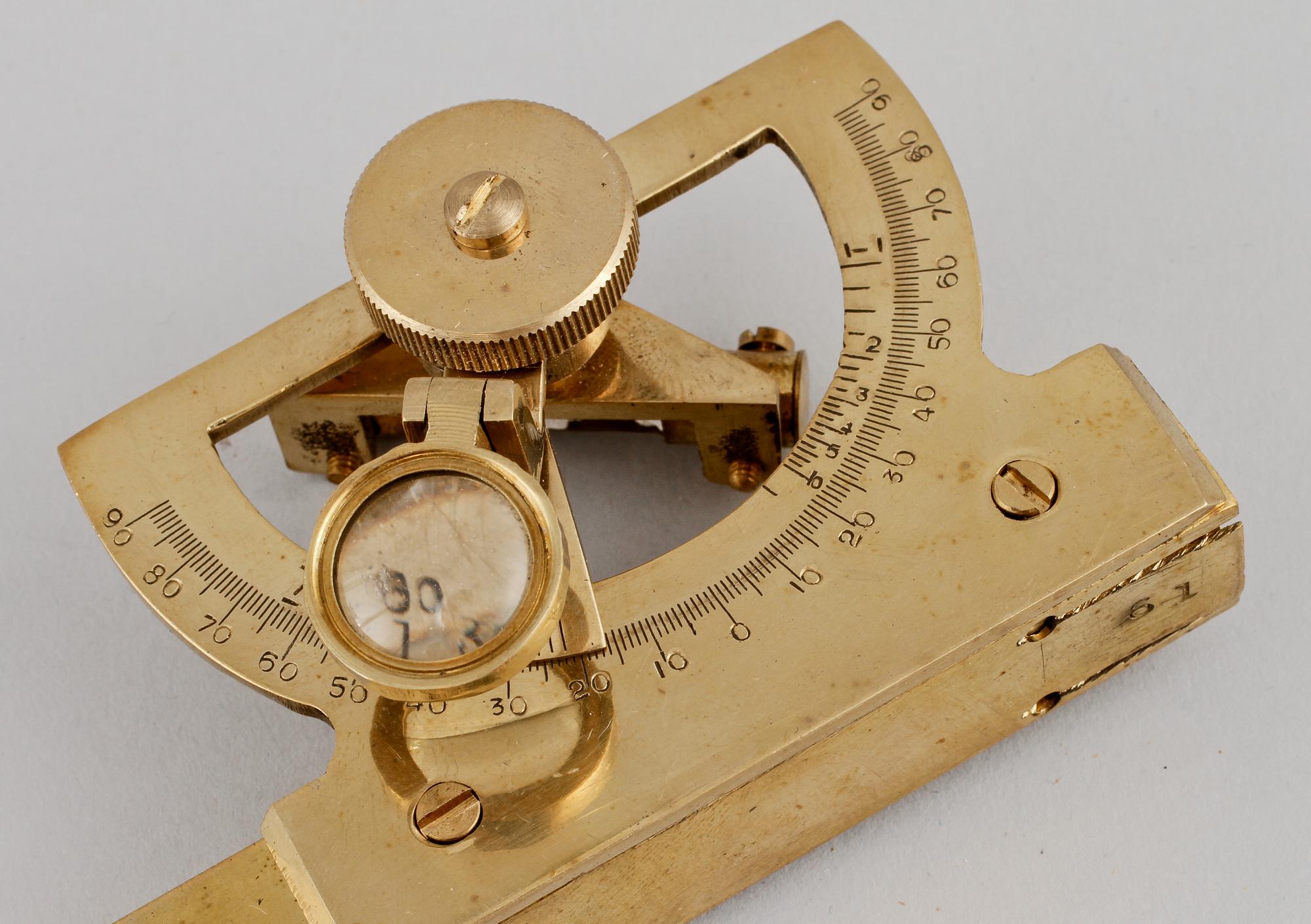 FICKSEXTANT SAMT HÖJDMÄTARE, 2 st, mässing, 1900-talets första hälft.