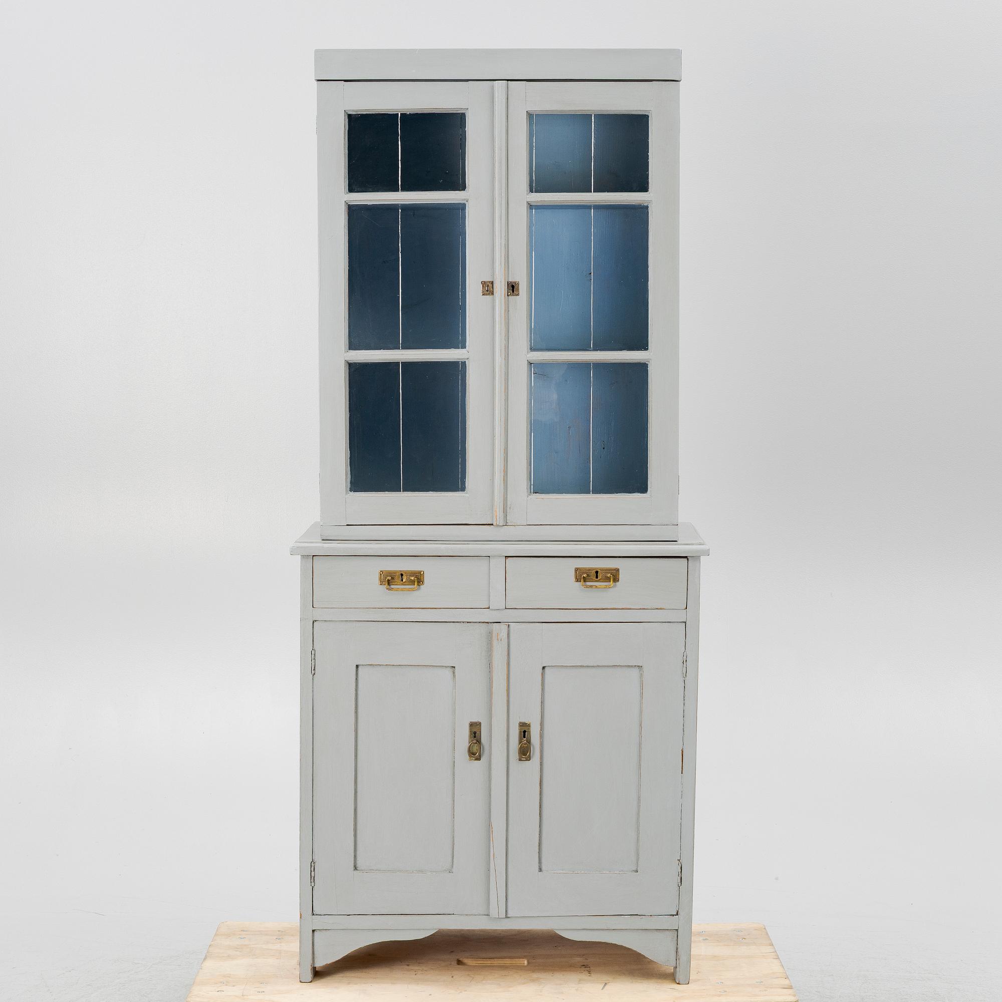 Vitrinskåp, omkring 1900.