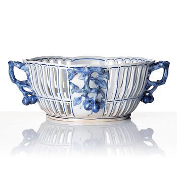 A Swedish latticed jugend flintware bowl and dish, Rörstrand, around 1900.