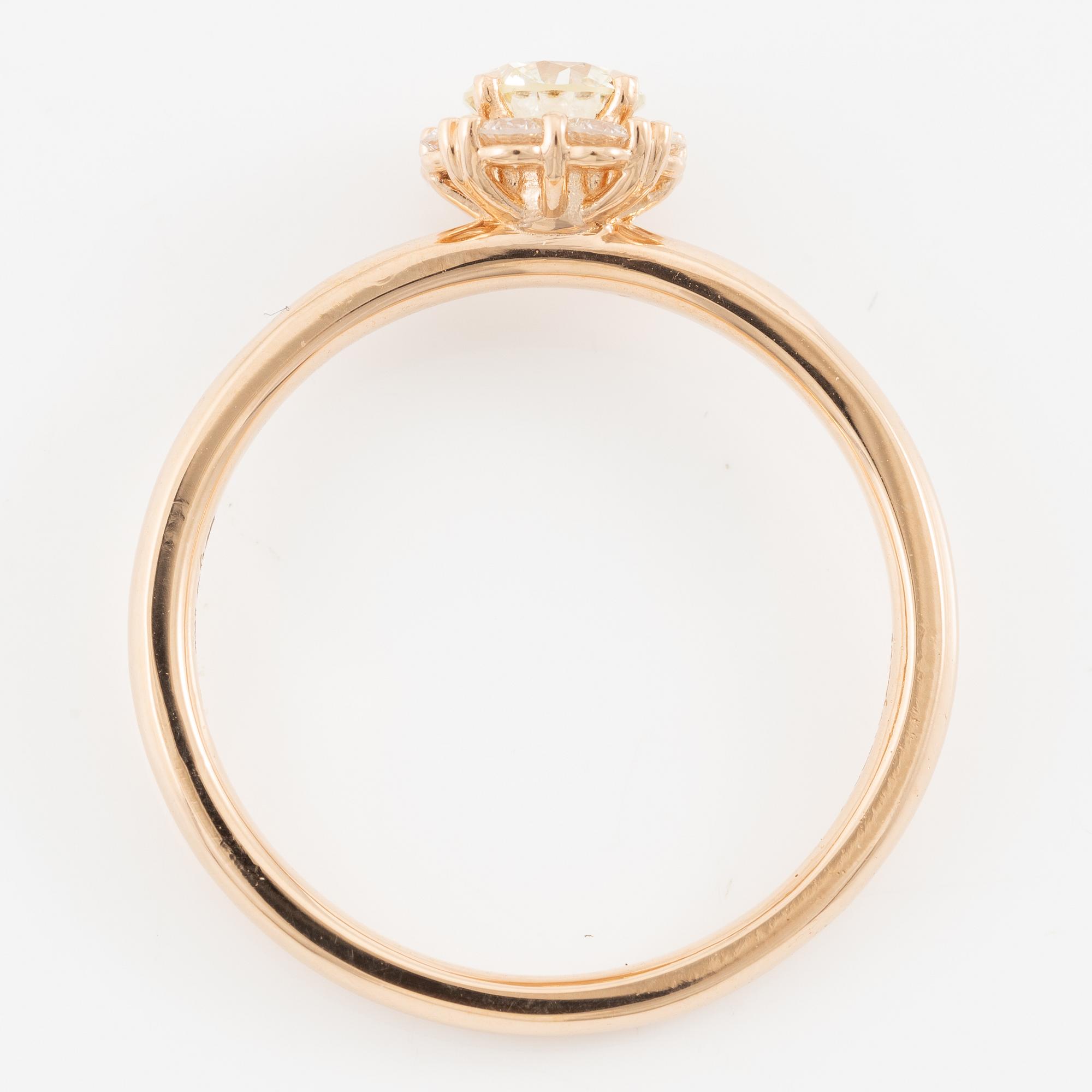 Ring in 18K gold set with brilliant-cut diamonds.