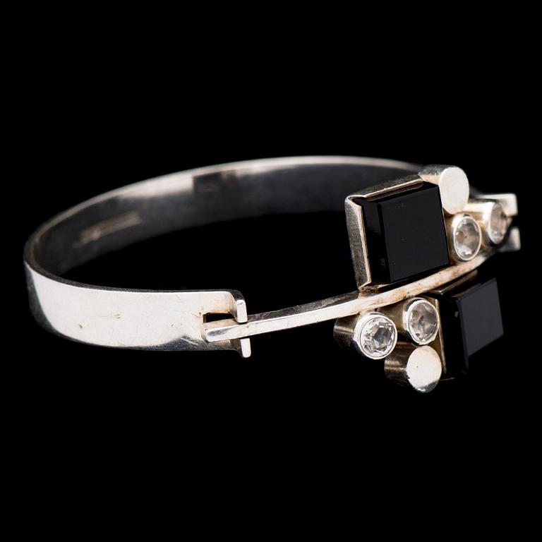 ELIS KAUPPI, ARMRING, onyx, syntetisk spinell, silver. Kupittaan Kulta, Åbo 1965.