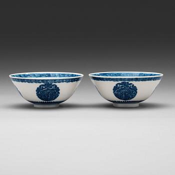 363. A pair of blue and white bowls, Qing dynasty with Xuandes four character mark.