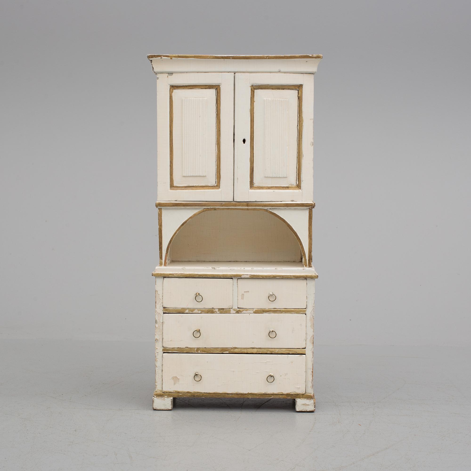 A children's cabinet from the second half of the 19th century.