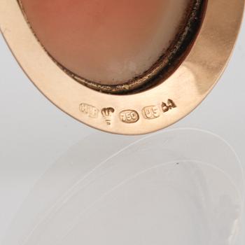 BROSCH, 18K guld med skuren snäckslakscamé, Finska mästar stämplar, Helsingfors, 1925. Vikt 12,9 gram.