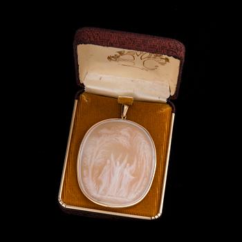 Eva Gyldén, A CAMEO / PENDANT, 18K gold, signed Eva Gyldén 1944. A. Tillander, Helsinki. Weight 8 g.