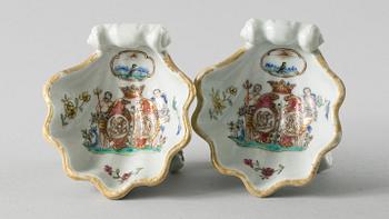 UPPLÄGGNINGSSKÅL samt SALTKAR, ett par, kompaniporslin. Qingdynastin, Qianlong (1736-95).