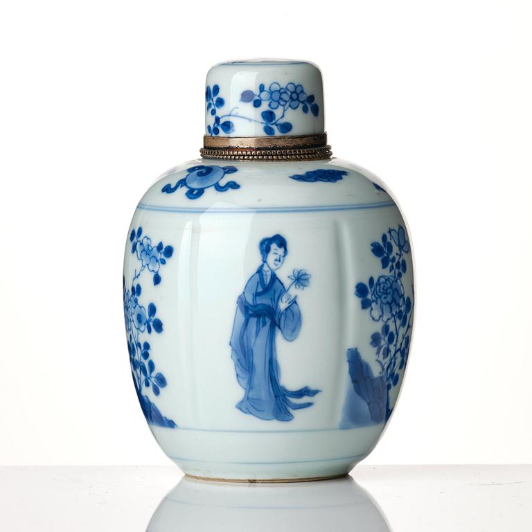 Tedosa med lock, porslin. Qingdynastin, Kangxi (1662-1722).