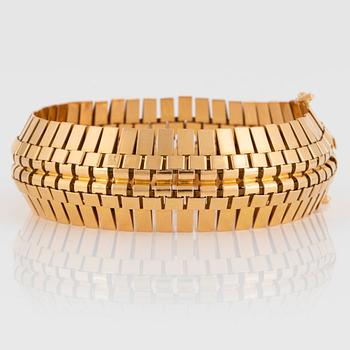 An 18K gold bracelet.