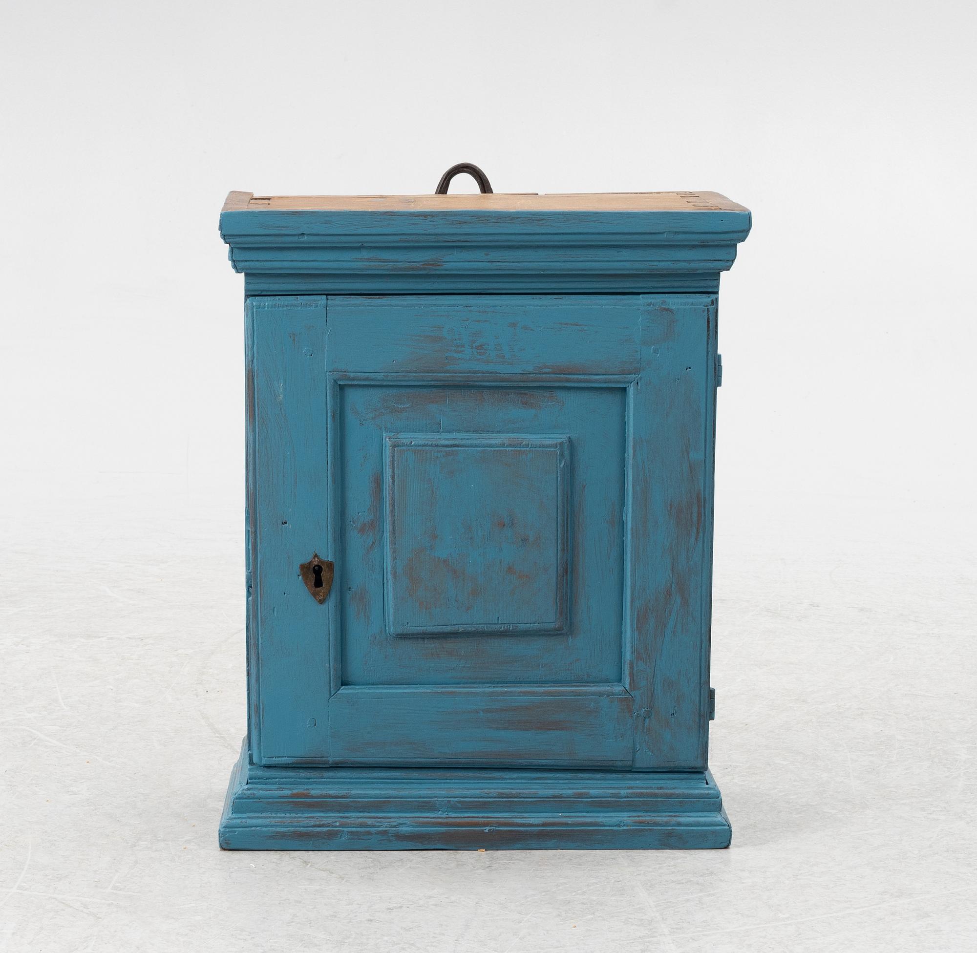 Hängskåp, allmoge, 1800-tal.