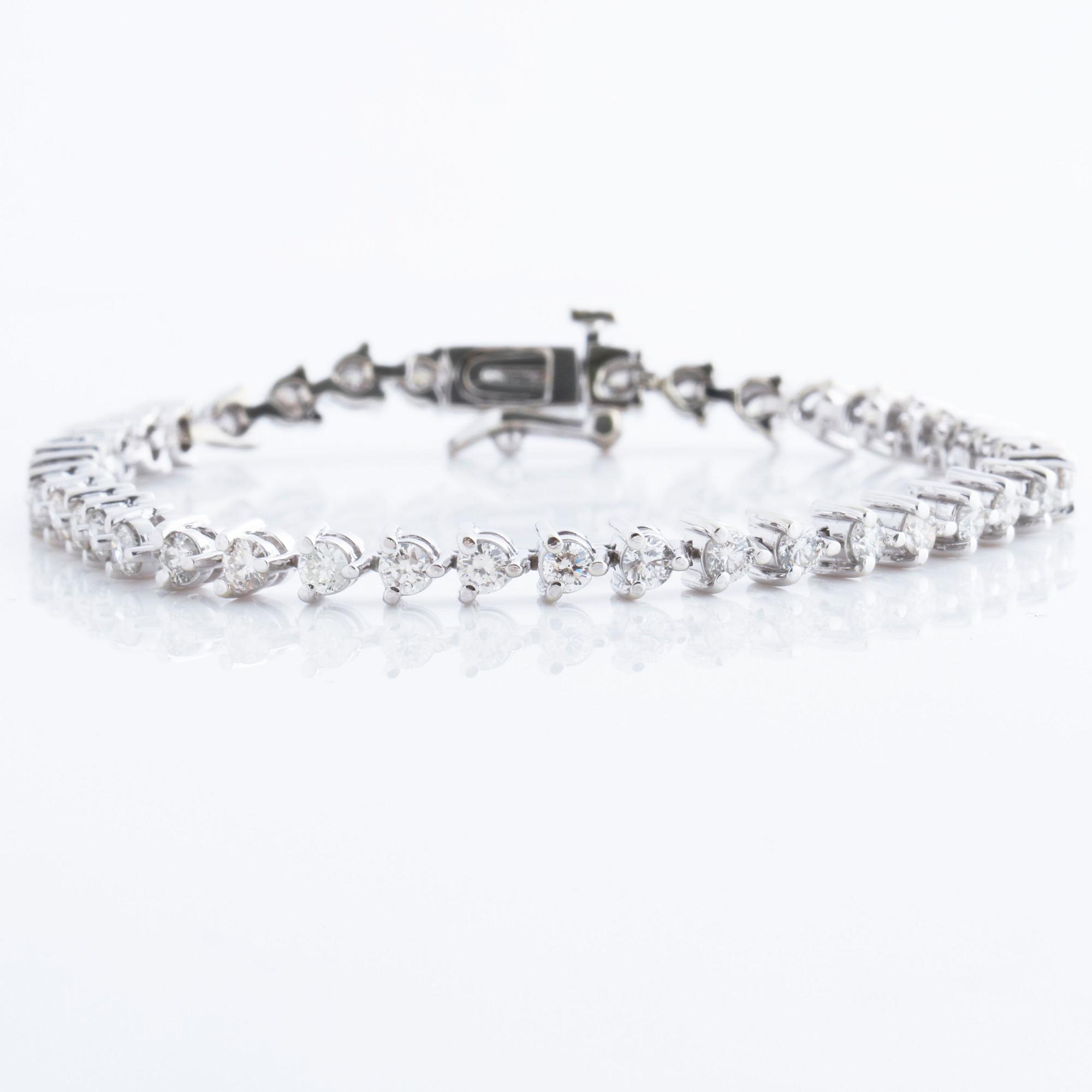 BRACELET, A ca 3.85 cts brilliant cut diamond bracelet.