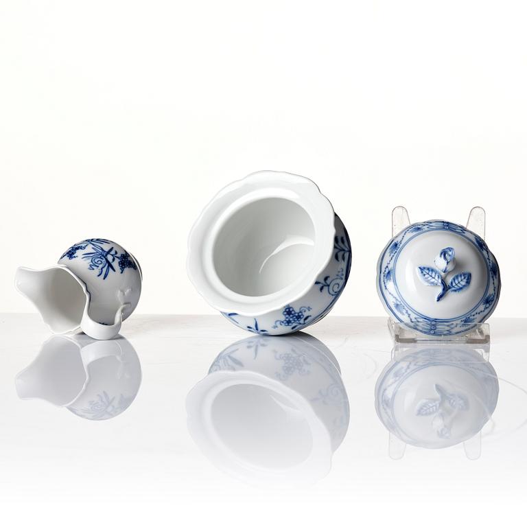 A coffeepot, sugarbowl, creamjug and a strainer, 'Zwiebelmuster', Meissen, Germany.