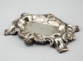 A collection of silver, 7 pcs, i.a needle dishes, 19th-20th century. Weight 335 g.
