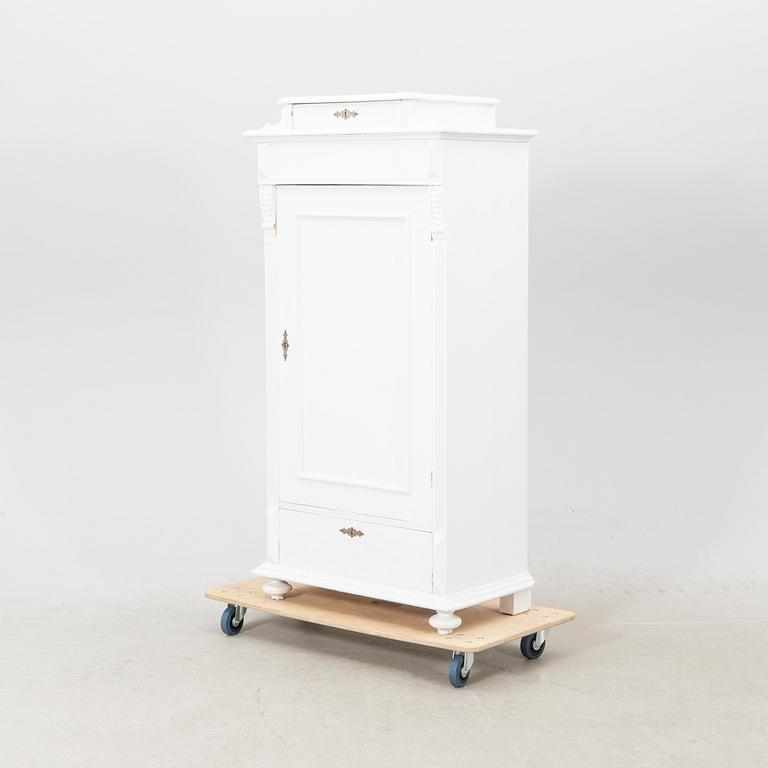 Skåp omkring 1900 Bröderna Troedsons Bjärnum.