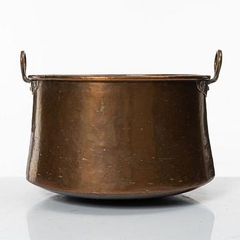 A set of three Swedish copper cauldrons, 18th / early 19th century.