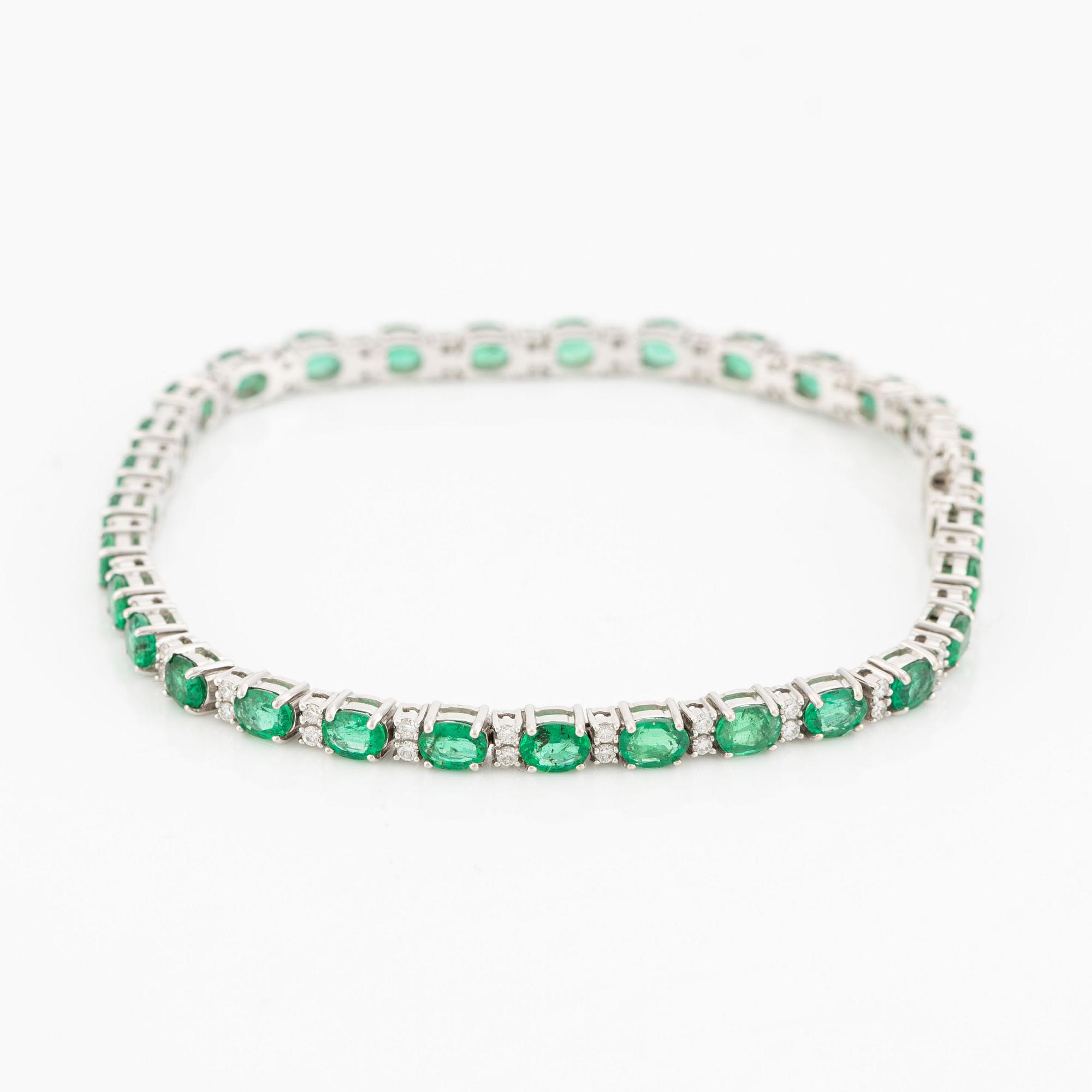 Armband, 18K vitguld ovala smaragder och briljantslipade diamanter.