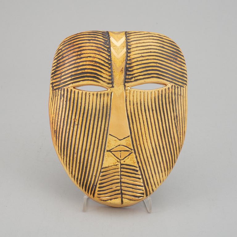 A Lisa Larson stoneware sculpture of a mask, K-studion, Gustavsberg.