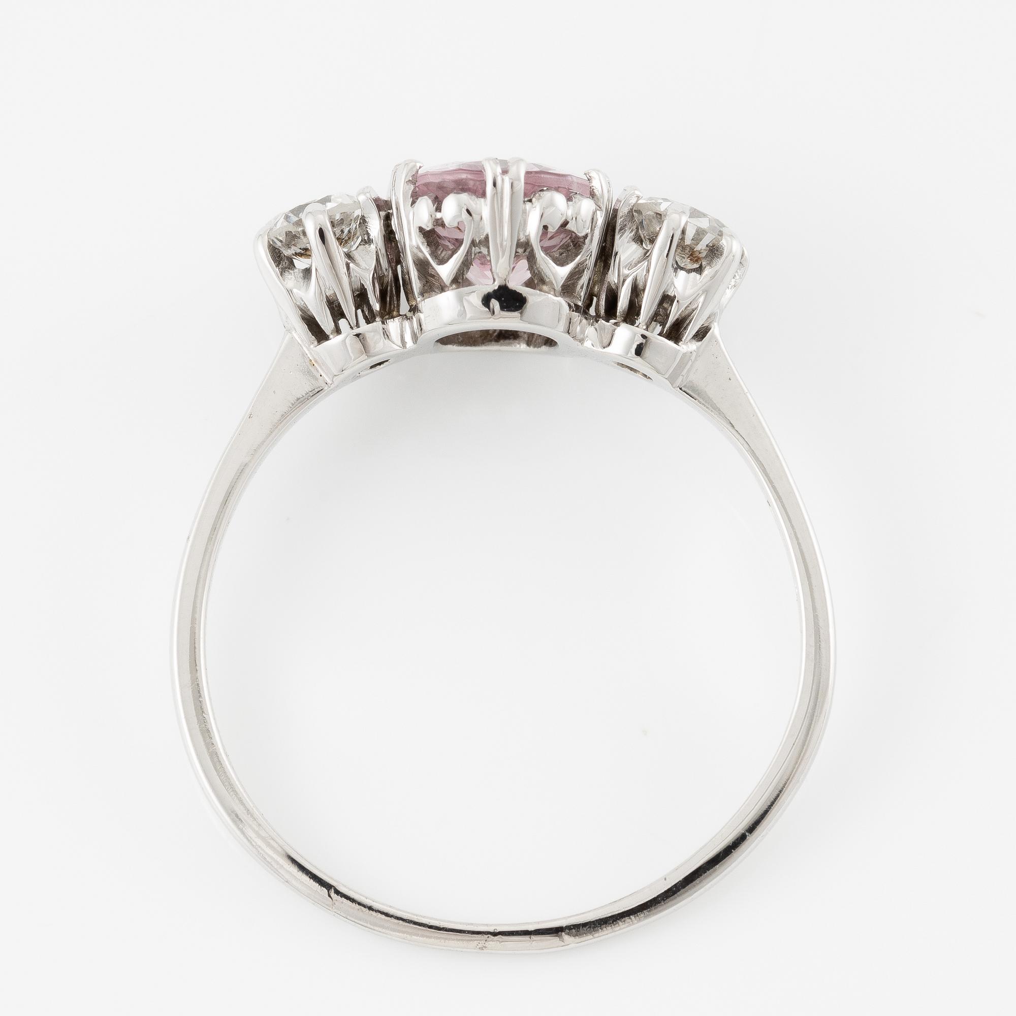 Ring 18K vitguld med morganit och briljantslipade diamanter.