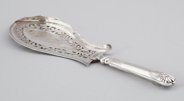 FISKSPADE, silver, Gustaf Möllenborg, Stockholm 1831. Vikt ca 143 gram.