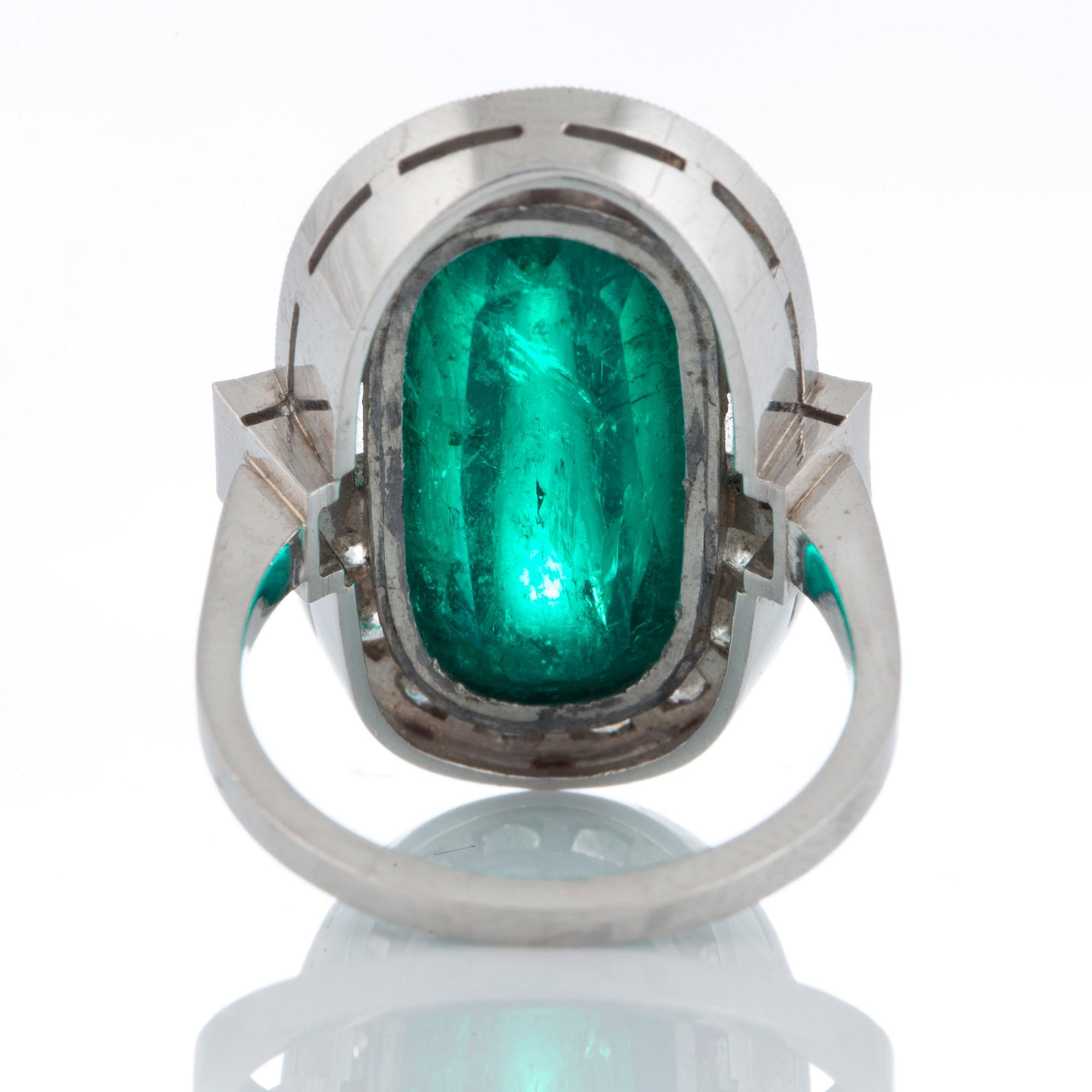 Ring med en caboconslipad smaragd ca 7 ct samt briljant- och baguetteslipade diamanter ca 1 ct.