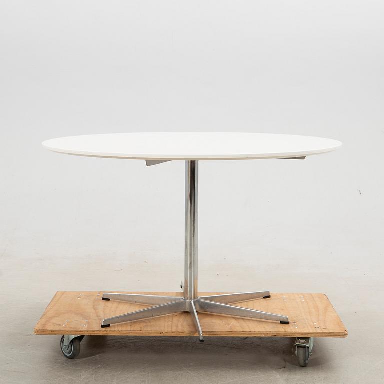 Arne Jacobsen, dining table, "Circular / B825", Fritz Hansen, Denmark, 1985.