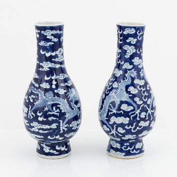 A pair of blue and white vases, China, late Qing dynasty, around 1900.