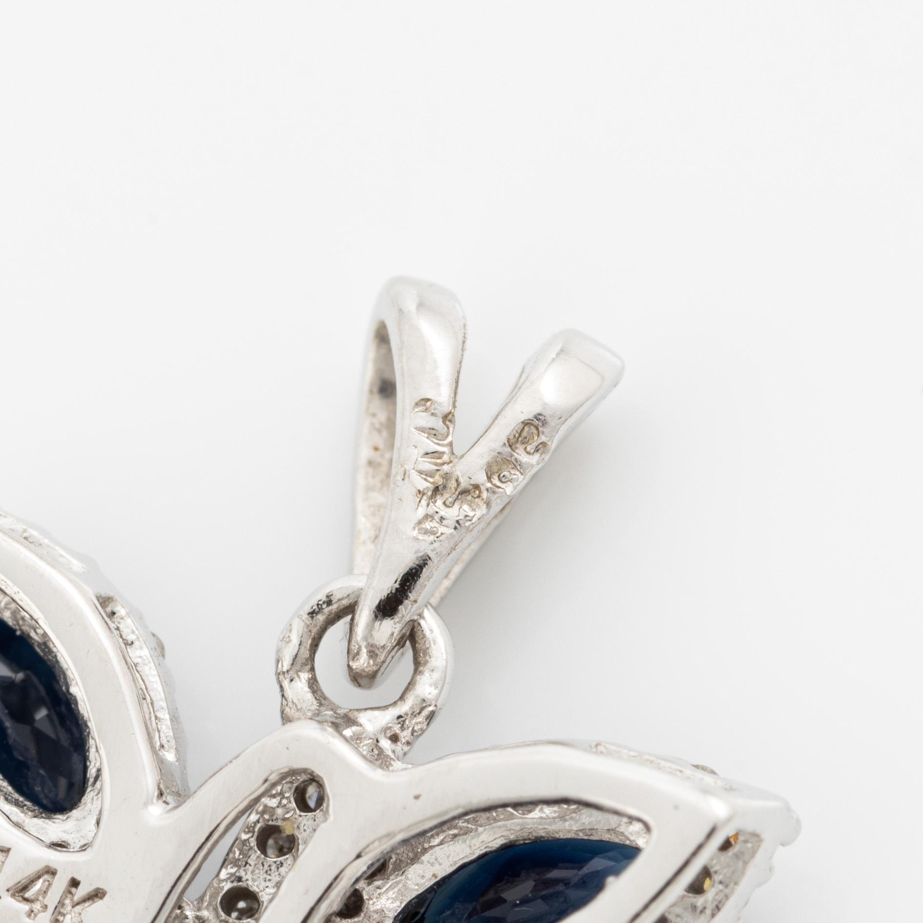 Hänge, 14K vitguld med navettslipade safirer och små diamanter i form av fjäril.