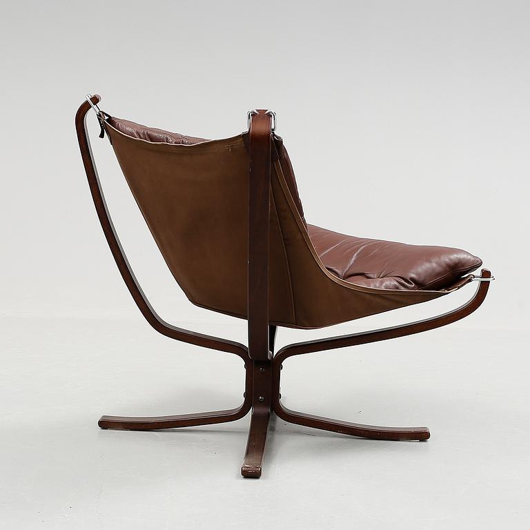 FÅTÖLJ och BORD, "Falcon chair", Sigurd Russel, Vatne möbler, Norge, 1970-tal.