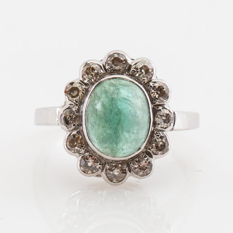 Ring, 18K vitguld med smaragd och diamanter.