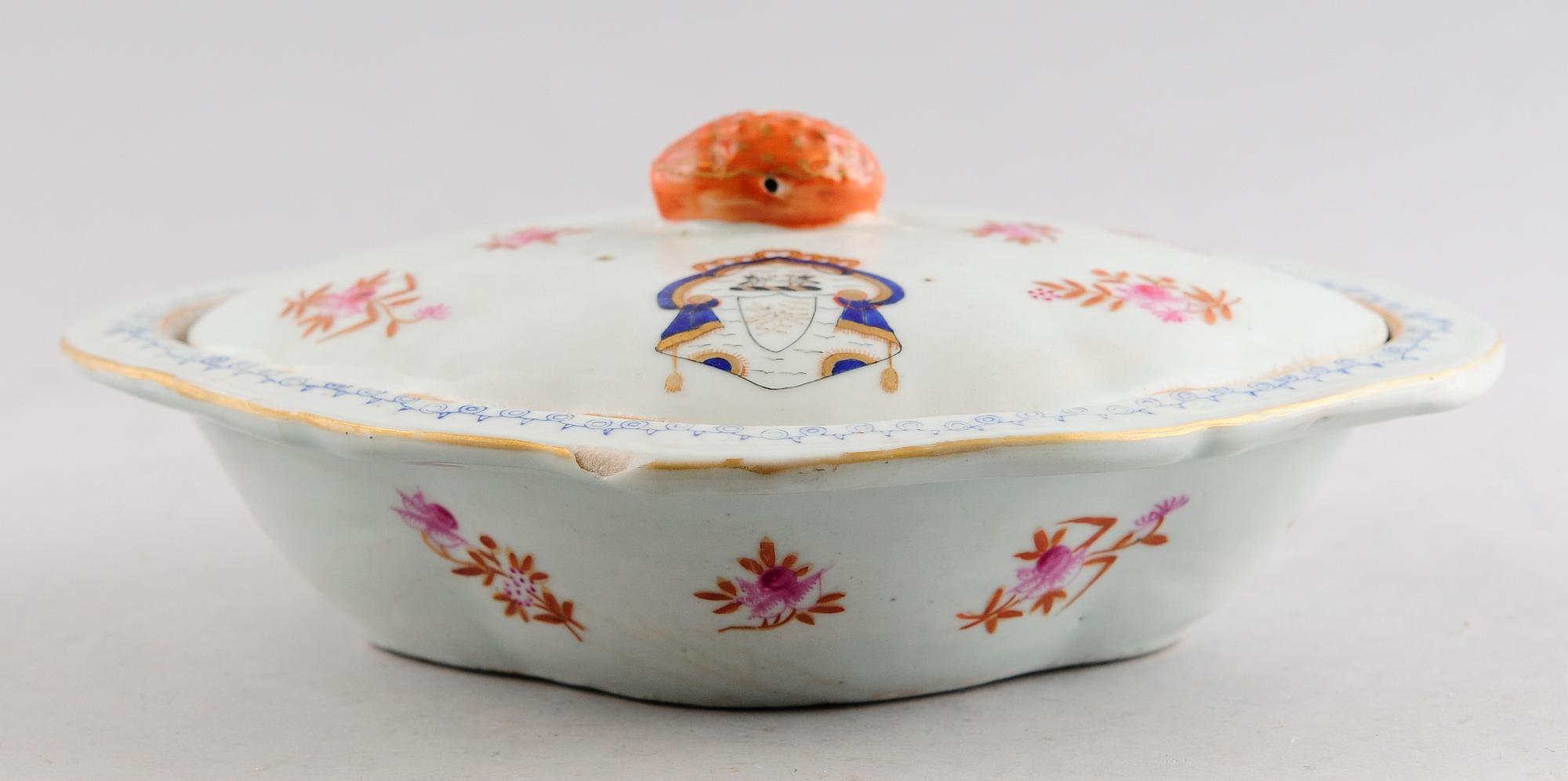 TERRIN MED LOCK, porslin, Kina, 1700-tal.