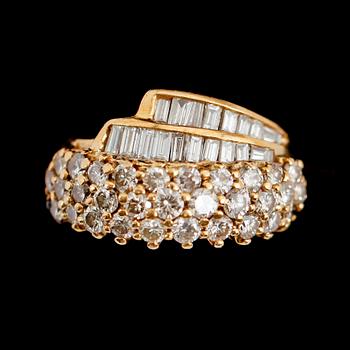 RING, 18 k guld, diamanter tot ca 3.20 ct. Total vikt ca 9 g.