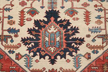 An antique Heriz Serapi carpet, ca 616 x 407 cm.