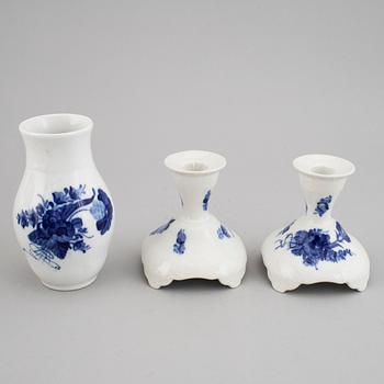 A 35-piece Royal Copenhagen "Blå blomst" porcelain coffee service, Denmark, 20th Century.