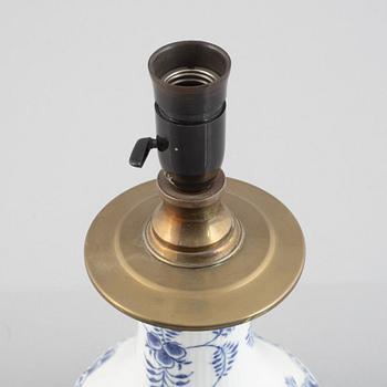 Bordslampa, porslin, Royal Copenhagen, "Musselmalet", modellnummer 1212, post 1923.